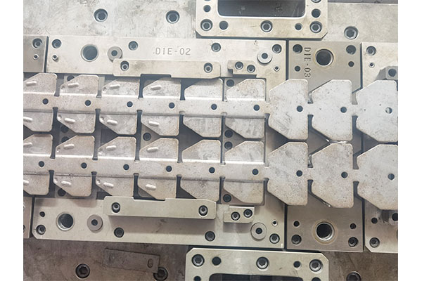 What should be paid attention to when maintaining and servicing stamping dies?