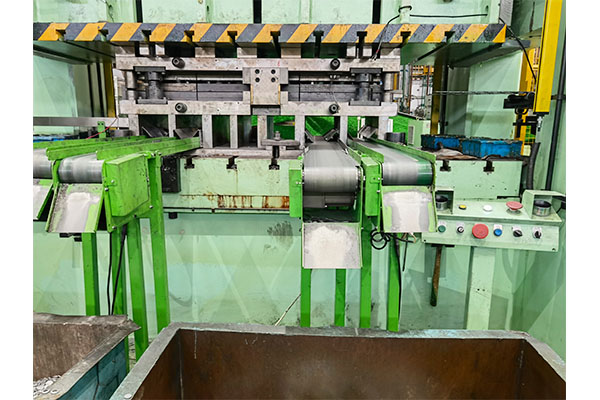 What effect does the heat treatment process (quenching, tempering) of stamping die have on hardness and wear resistance?